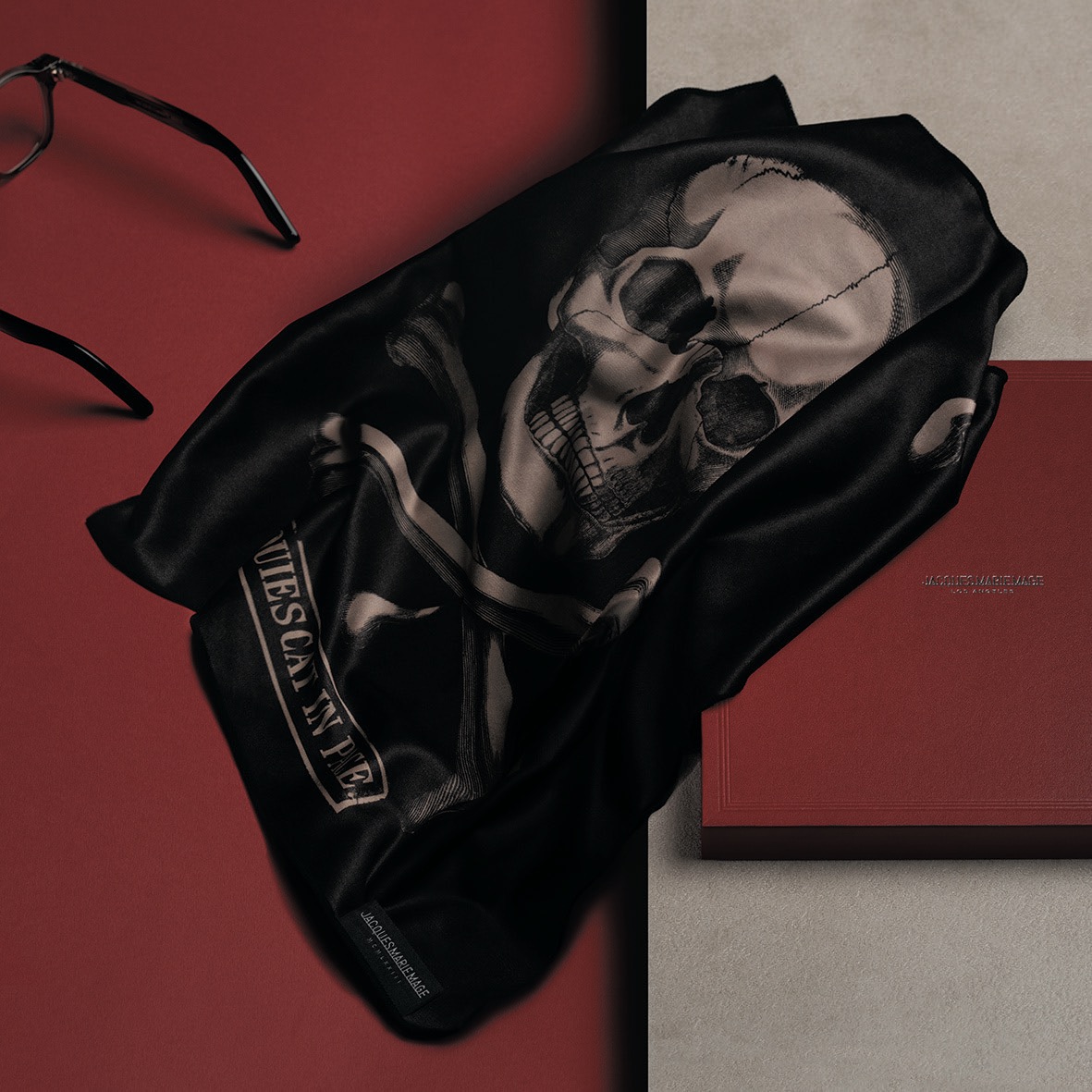 essuie lunette avec une tête de mort dessus, dans une petite ambiance